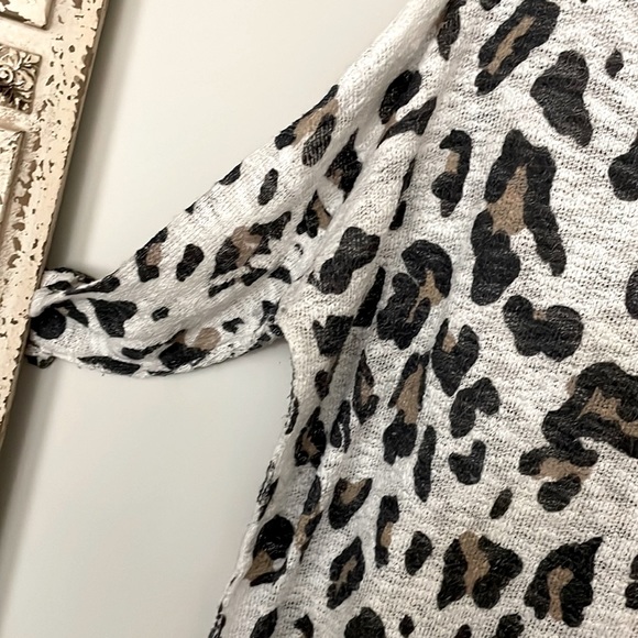 LUNA CHIC WHITE & LEOPARD PRINT TUNIC - Picture 2 of 4